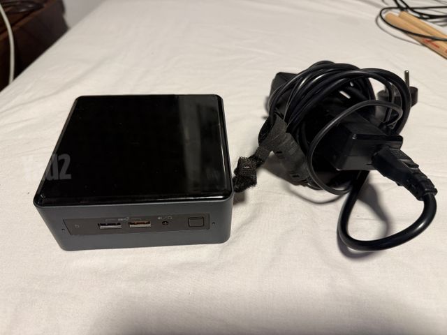 מחשב מיני Intel NUC8i5BEH