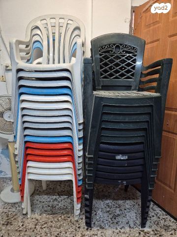 29 כסאות פלסטיק