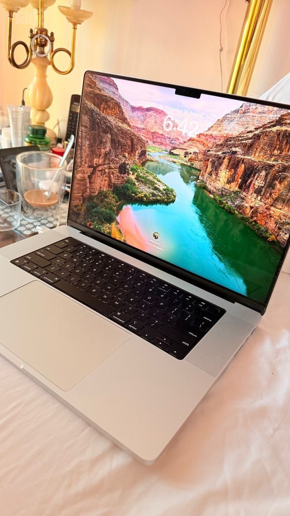 MacBook pro 16 M2