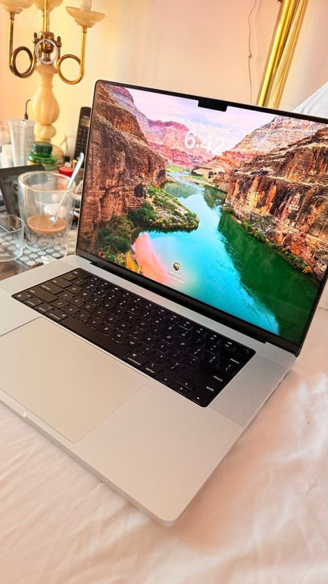 MacBook pro 16 M2