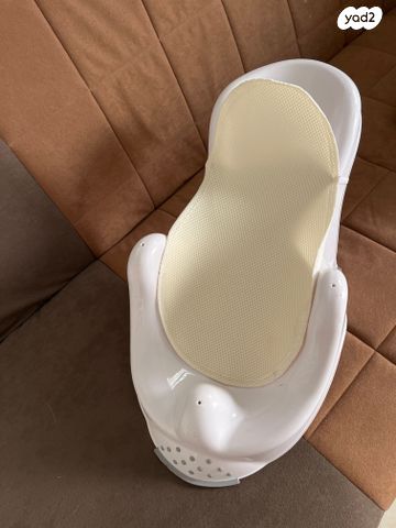 מחזיק תינוק באמבטיה