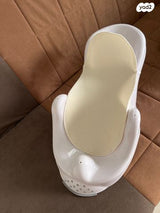 מחזיק תינוק באמבטיה