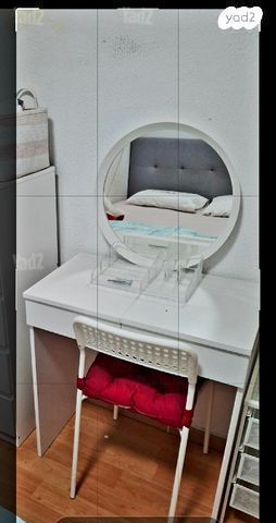 שידת איפור+כסא ומראה.