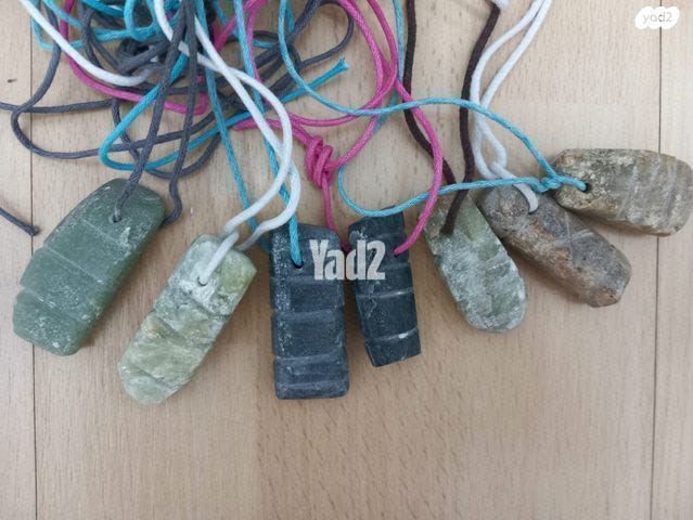 תליונים מאבנים אפריקאיות