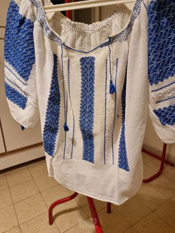 חולצות עם רקמה