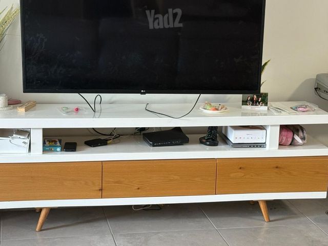 שידת טלויזיה ושולחן