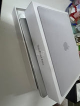 מוכרת MacBook Neo 13