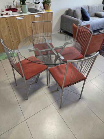 שולחן עם 5 כסאות