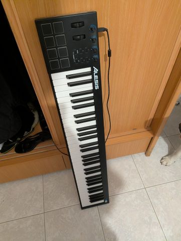 מקלדת שליטה Alesis v61