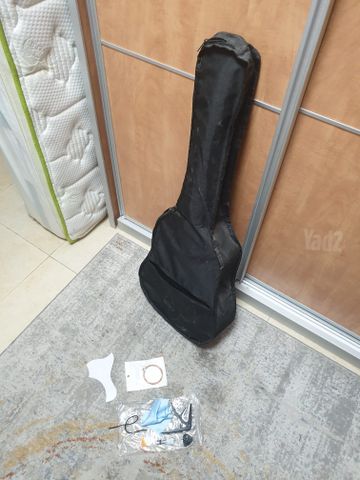 גיטרה אקוסטית שחורה + אביזרים!