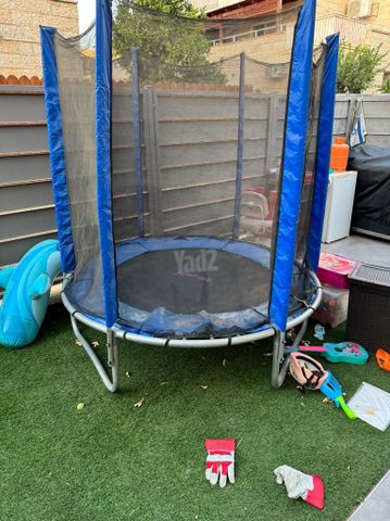 טרפולינה לחצר