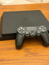 PlayStation 4 למכירה + 2 שלטים
