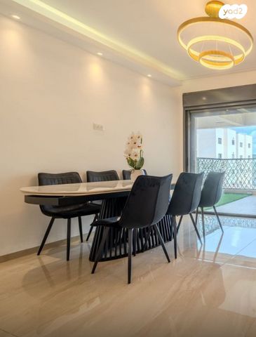 שולחן וכיסאות