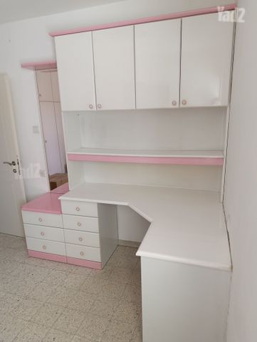 ספריה+ שידה