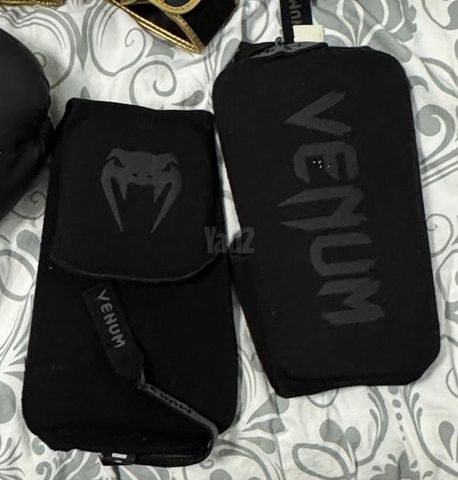 שין גארדס Venum שחור שומשו מעט