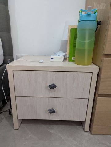 שתי שידות צד