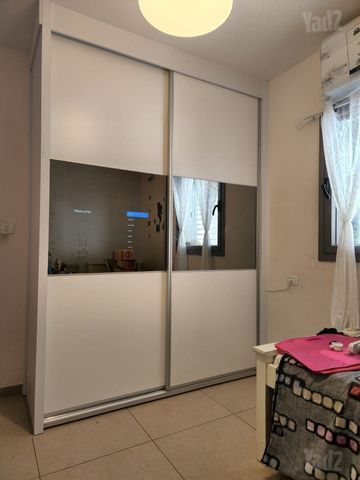ארון בגדים וטלווייה
