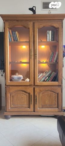 ויטרינה מעץ מלא