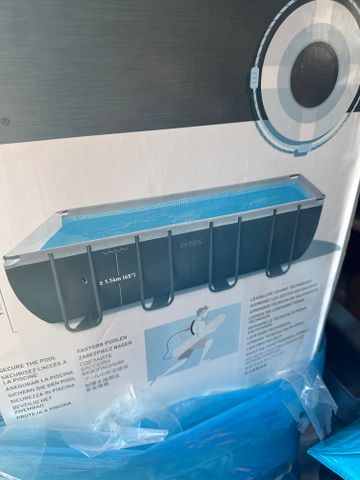 בריכה שחייה.