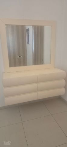 שידה עם מראה