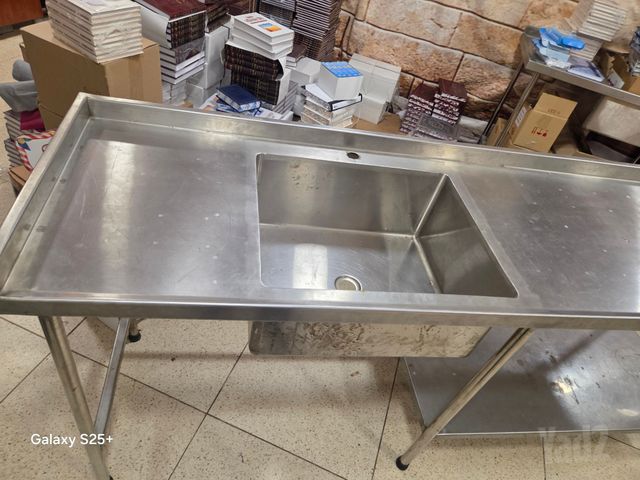 כיור עם משטח