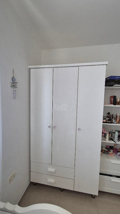 ארון מעץ מלא
