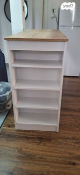 שולחן בר עם מדפים במצב מצוין