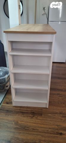 שולחן בר עם מדפים במצב מצוין