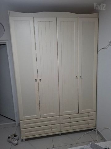 ארון עץ לבן