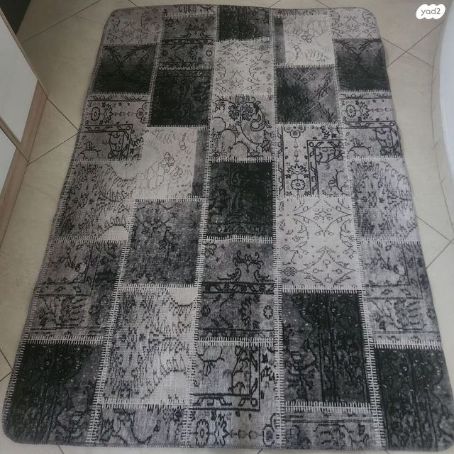 שטיח בינוני בצבע שחור לבן