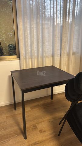 שולחן וכיסאות