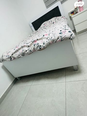 מיטה מעץ מלא