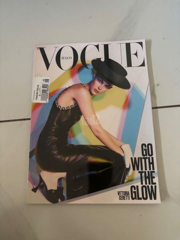 מגזין אופנה VOGUE