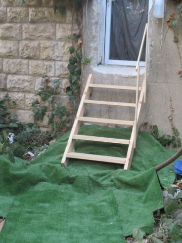 מדרגות  לחצר