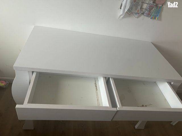 שולחן כתיבה אם שתי מגירות