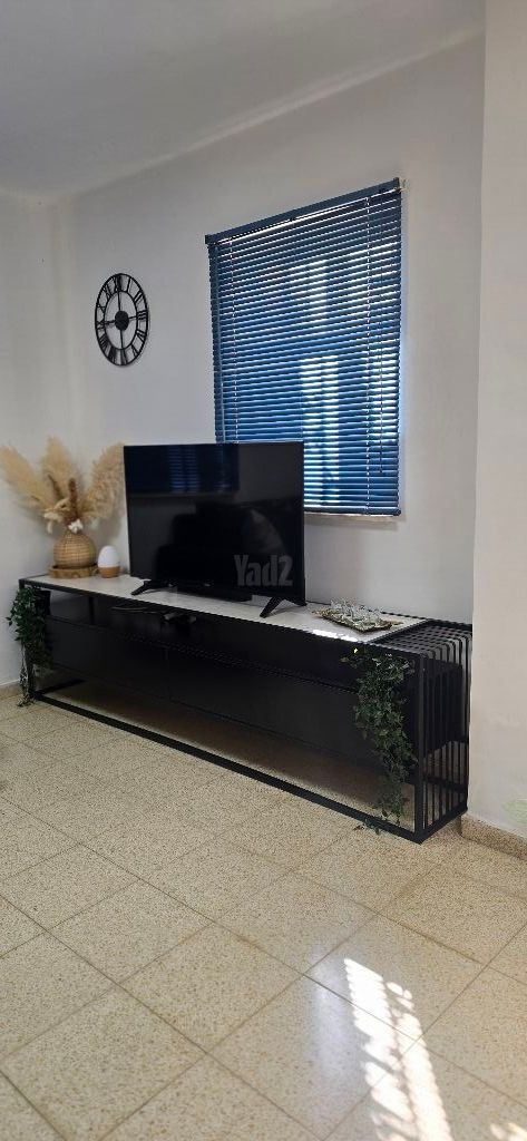 מזנון ושולחן סלון