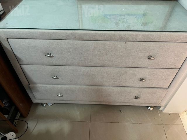 קומודה מרופדת