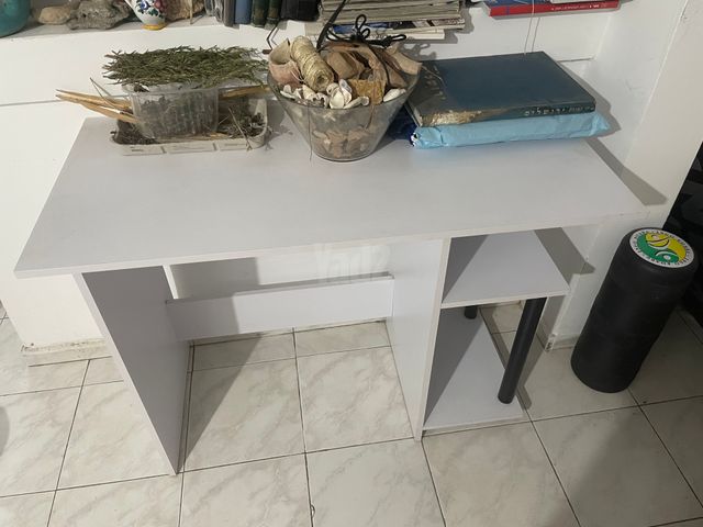 שולחן לבן קטן