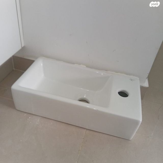 כיור תלוי