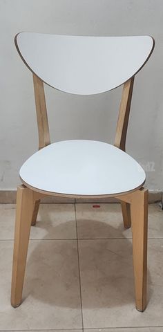 כיסאות מעץ