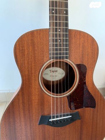גיטרה אקוסטית TAYLOR