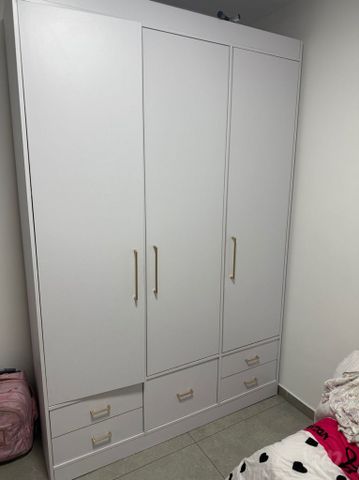 ארון בגדים לבן