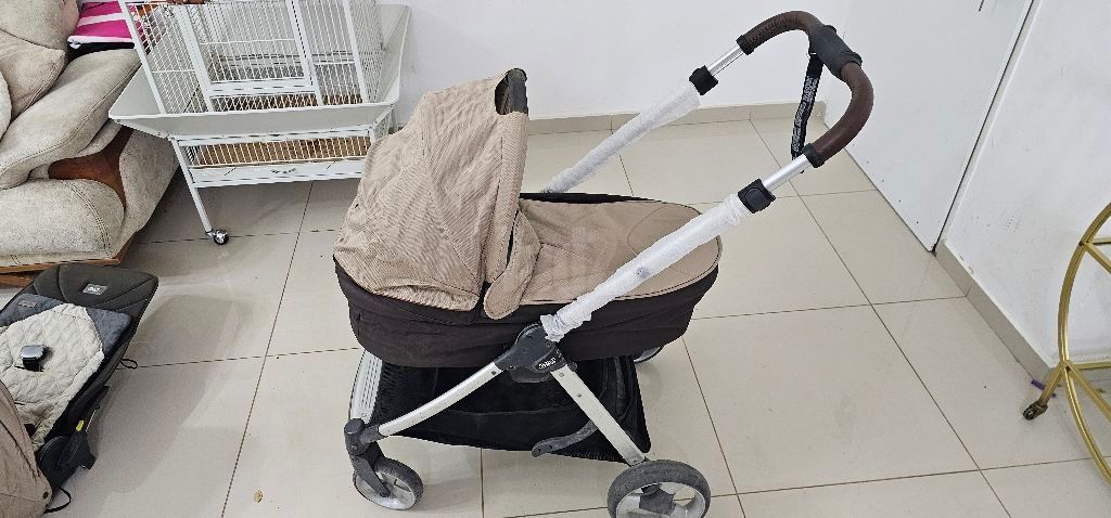 עגלת תינוק וטיולון.