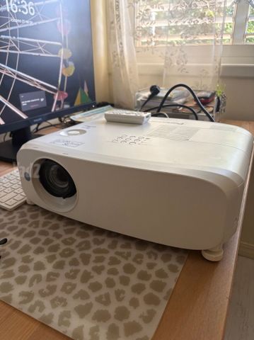 מקרן Panasonic PT-VZ580 5000L