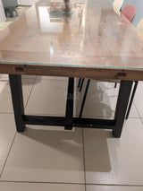 שולחן עץ מלא.