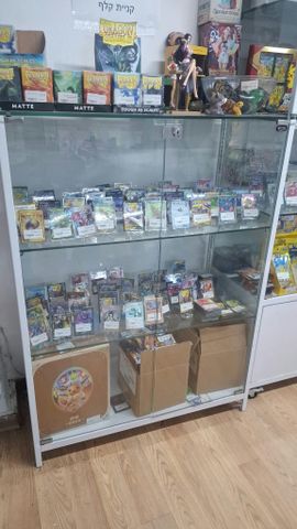 וטרינה עם דלתות זכוכית ננעלות