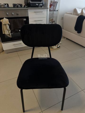 שולחן וכיסאות