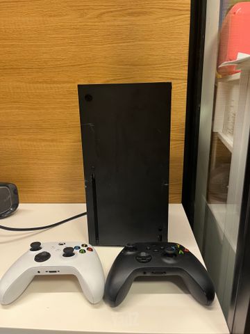 X-box series x + שני שלטים