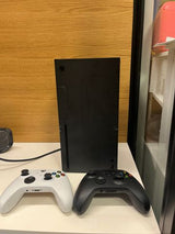 X-box series x + שני שלטים