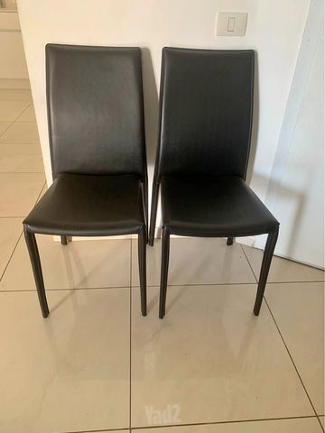 2 כיסאות שחורות